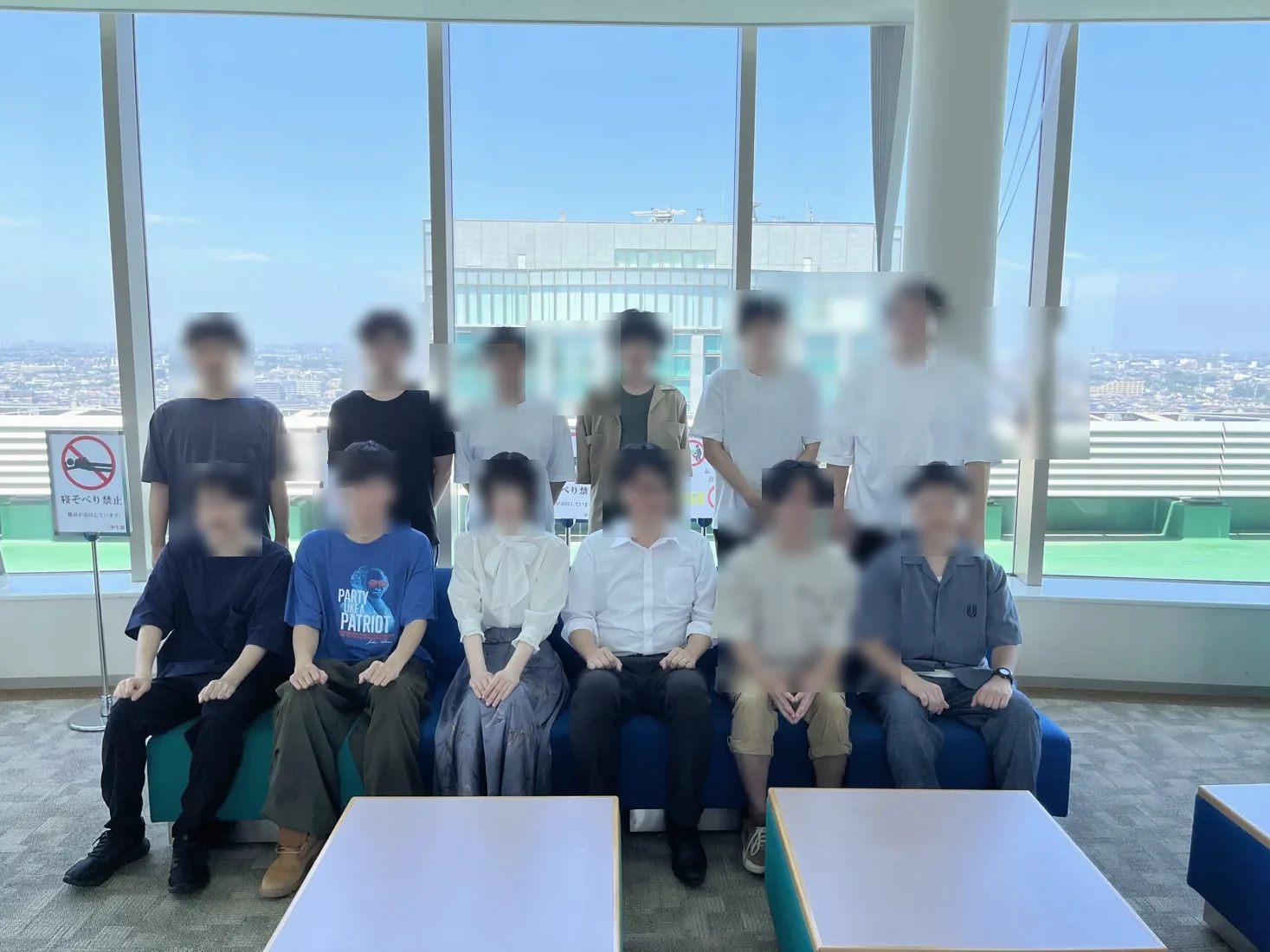 研究室の集合写真(顔の一部をぼかし加工)